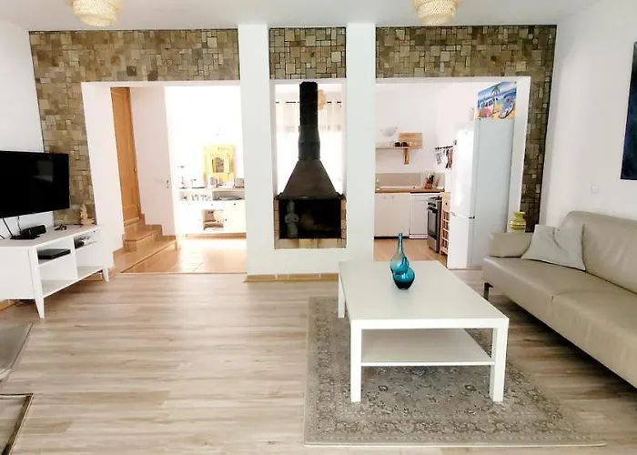 Villatommy Heated Pool, Hottub, Fast Wifi לאחארס