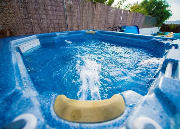 Villatommy Heated Pool, Hottub, Fast Wifi *