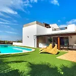 Villatommy Heated Pool, Hottub, Fast Wifi Lajares